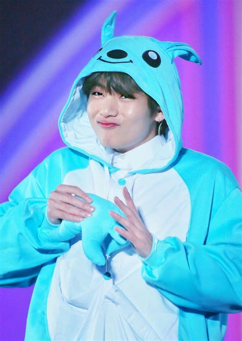 Download Bts V Pictures | Wallpapers.com