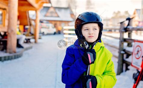 八岁男孩在滑雪坡上戴头高清图片下载-正版图片503515336-摄图网