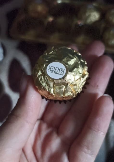 Valerukyy on Twitter: "Les presumo les presumo les presumo les presumo owo chocolates feliz uwu ...