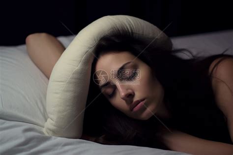 床上做噩梦的女人高清图片下载-正版图片600345842-摄图网