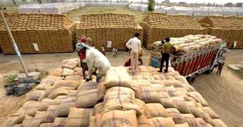 Govt wants small warehouses at farmgates after introducing 3 agri ...