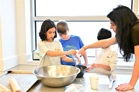 Grade 2 Bakes Cookies for Goddard Community Center — The Heschel School
