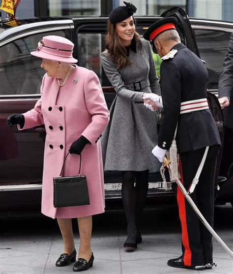 凯特王妃低调造型出席活动，印花连衣裙搭坡跟鞋，像个邻家小姐姐 - 知乎
