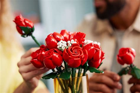 LEGO® Bouquet of Roses | Official LEGO® AE