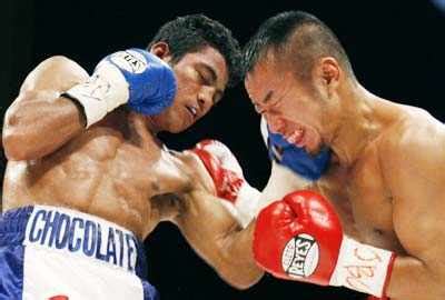 Roman Gonzalez of Nicaragua celebrates after defeating Yutaka Niida of ...