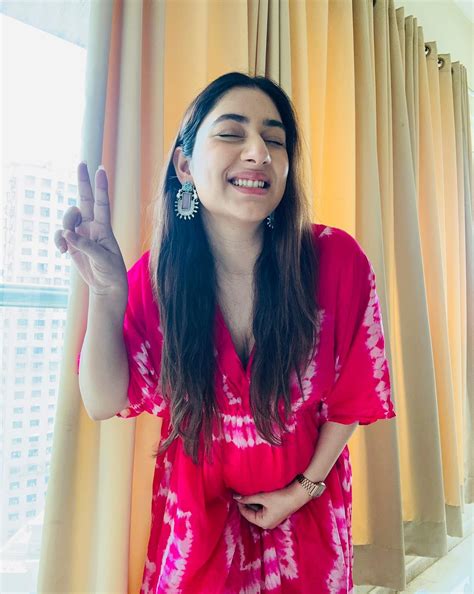Mom-to-be Disha Parmar flaunts baby bump in Rs 2k kurta set. Simply ...