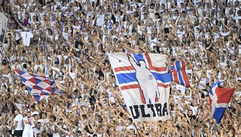 Torcida Split pobuna zbog dvojezičnog spomenika: Za ćirilicu ovde nema ...