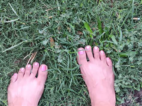 Walking my dog, toes in the grass. : r/veiny_feet
