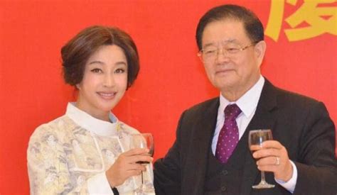 刘晓庆与73岁富商老公同现身 当众秀恩爱-星光灿烂-万维读者网（电脑版）