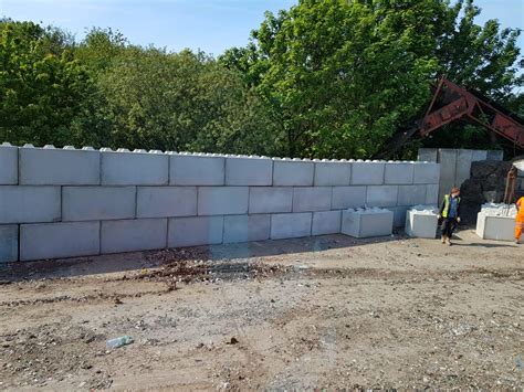 Building a Retaining Wall With Interlocking Concrete Blocks