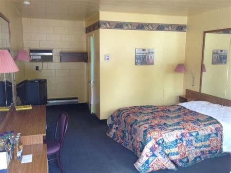 MOTEL R-100 (Longueuil) - Motel Reviews, Photos, Rate Comparison ...