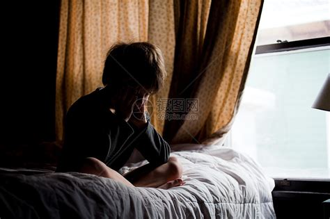 坐在床上哭的男孩高清图片下载-正版图片501484787-摄图网
