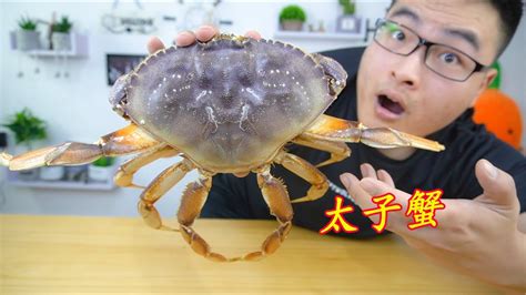 吃不起皇帝蟹，小伙怒花300块钱买太子蟹，吃的最爽的一期！ | 吃货小伟 - YouTube
