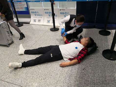 贵州旅客突发病机场晕倒 南航值机员及时救助以袖拭污-中国民航网