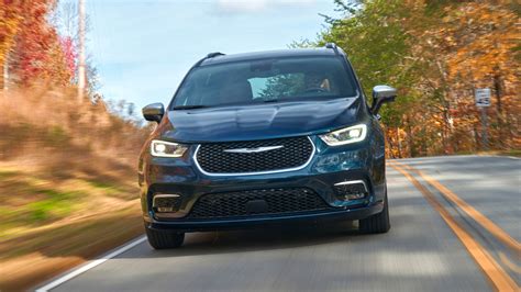 2025 Chrysler Pacifica Hybrid Review: Pros and Cons of This Plug-In 3-Row