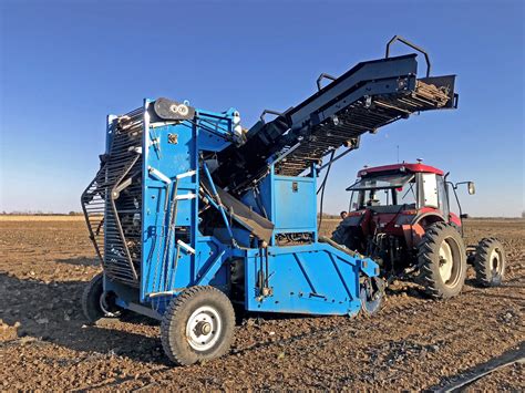 Beet Combine Harvester 4TQ-4 - K&F INTERNATIONAL