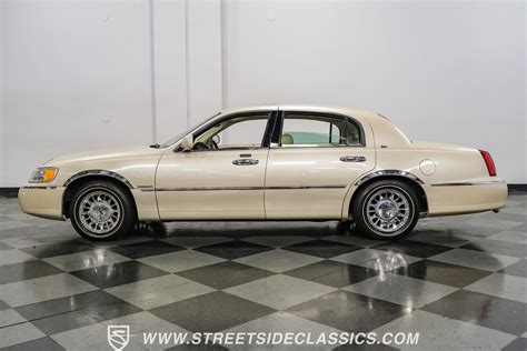 2000 Lincoln Town Car | Classic Cars for Sale - Streetside Classics
