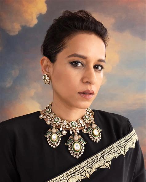 5 Jewellery Pieces Every Black Saree Needs (2025) – Tyaani Jewellery ...