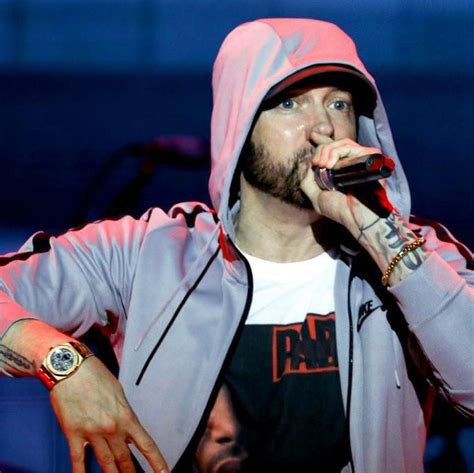 Eminem adalah satu-satunya artis solo pada tahun 2018 yang menjual 500. ...