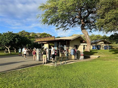Hiking the Diamond Head Trail (Lēʻahi) in Waikīkī on Oʻahu — noahawaii