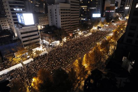 首尔市中心爆发大规模追悼集会，参加者近6万人 - 国际观察 - 倍可亲
