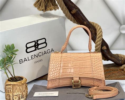 balenciaga canta hourglass kucuk boy pudra pembe crocco gold 23x15x10 cm