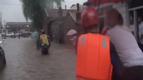济南突降暴雨致街道积水成河，应急局：已紧急进行积水强排_腾讯视频