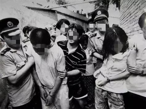 30年前轰动上海的流氓案：女子被四人当众扒掉衣服，主犯被判死缓|刑法|流氓|死刑_新浪新闻