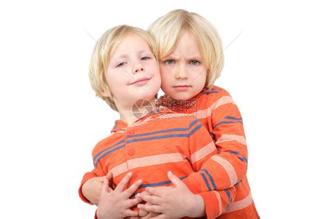 两个小双胞胎男孩在室内玩得开心涂着不高清图片下载-正版图片507122485-摄图网