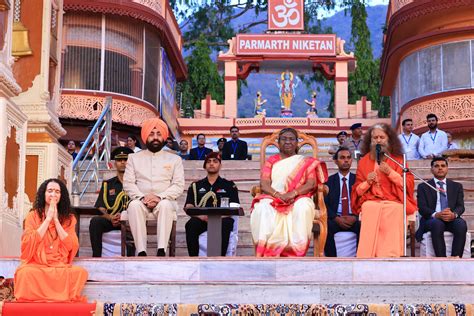 President Droupadi Murmu offers prayers to Lord Hanuman at 'Parmarth ...