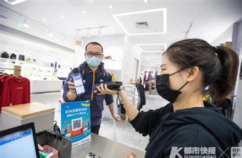 小长假线下客流回潮明显 杭州消费券累计带动消费22亿_手机新浪网
