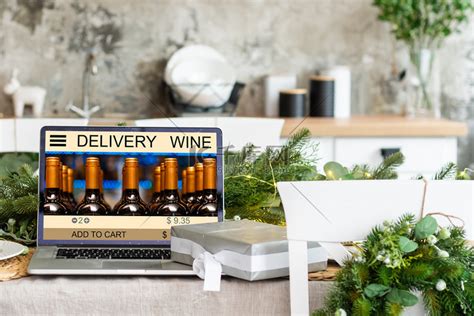 在线购买葡萄酒，送货上门的概念。高清摄影大图-千库网