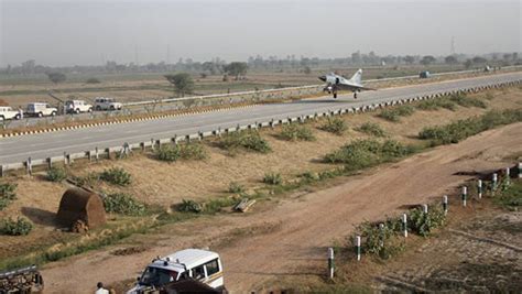 IAF lands Mirage 2000 fighter jet on Yamuna Expressway - Overdrive