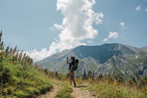 Girls Backpack Hiking 的图像结果