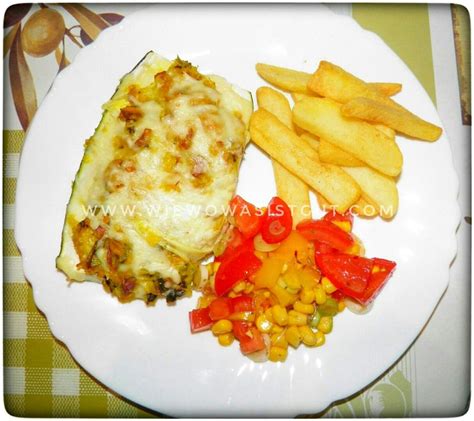 Gefüllte Zucchini aus dem Backofen mit Salat und Pommes aus dem ...
