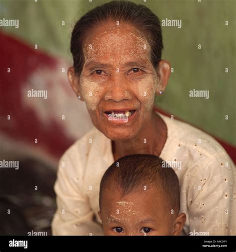 Mynmar Local People From City 的图像结果