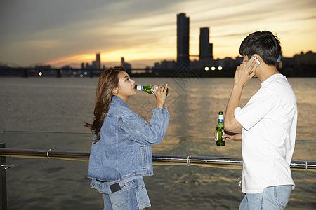 泰国河边一杯加冰的啤酒，反映了 s高清摄影大图-千库网