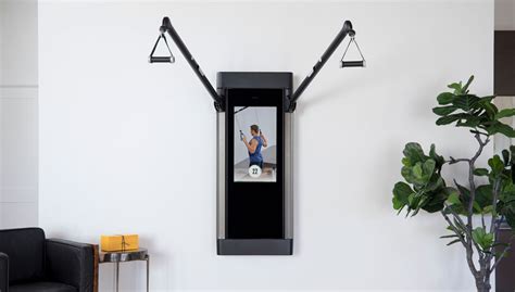 TV On Wall in Gym 的图像结果