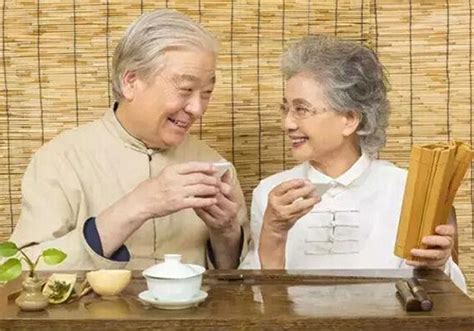 80%长寿老人偏爱饮茶！但千万别在三个时段喝茶_凤凰健康