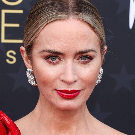 Fans Are Obsessed With Emily Blunt’s Fiery Armani Gown For The Critics ...