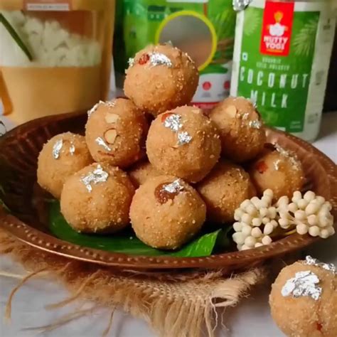 Rava coconut laddoo – Nutty Yogi