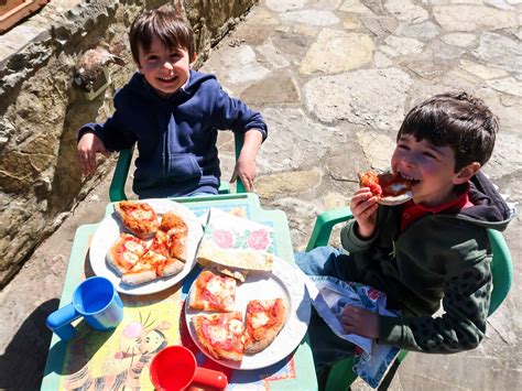 How Do Italians Eat Pizza? - Answers From A Large Italian Family ...