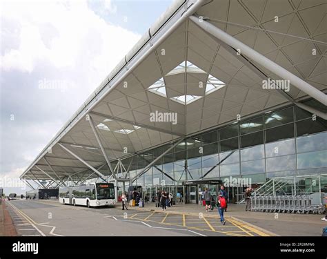Airport drop off stanstead hi-res stock photography and images - Alamy