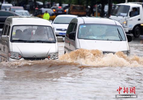 暴雨致江西九江城区内涝 开车如“开船”-影像中心-浙江在线
