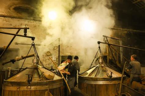 酿酒厂的工人高清图片下载-正版图片501454514-摄图网