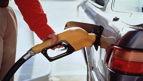 国内成品油价迎年内最大跌幅 加满一箱92号汽油节约15元|界面新闻