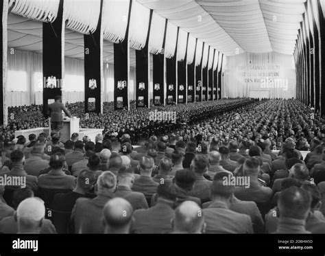Audience speech adolf hitler hi-res stock photography and images - Alamy