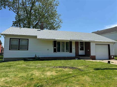 1533 S Adams Ave, Freeport, IL 61032 - See Est. Value, Schools & More