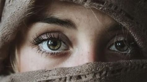 Signs and symptoms of sun-related eye damage