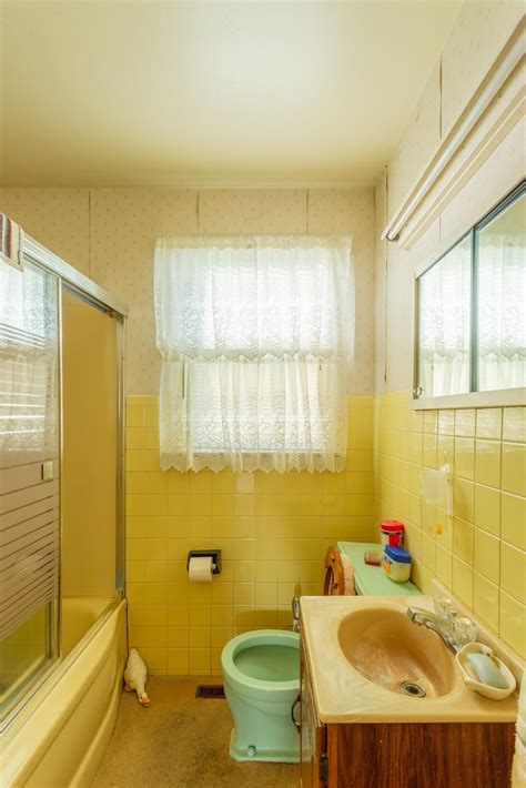 How to update this 50s yellow bathroom while keeping the tub and tile ...